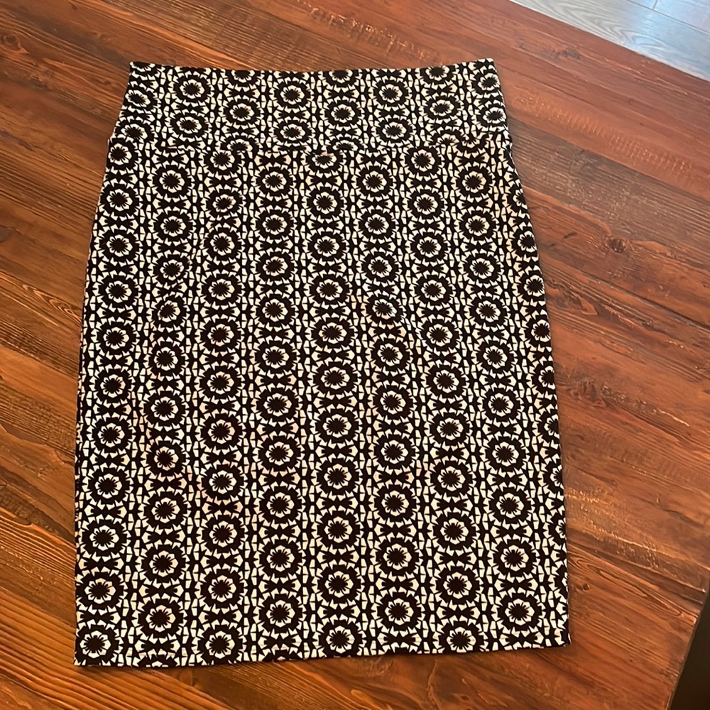 LulaRoe Cassie Skirt black and white L
